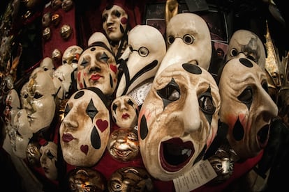 Una multitud de máscaras pueblan las paredes y mesas de La Bottega dei Mascareri, esperando a ser utilizadas muy pronto.