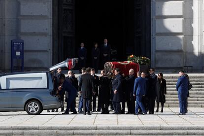 The Franco family prepares to place the coffin in the funeral car, 