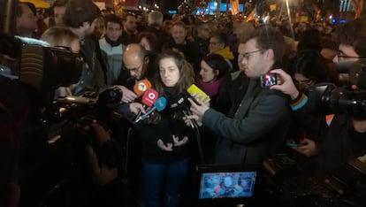 La portavoz de la formación juvenil Arran Núria Martí, durante una de las concentraciones en protesta por el Consejo de Ministros celebrado en Barcelona este viernes: "Tirar piedras frente a 9.000 policías no es violencia", ha asegurado Martí.