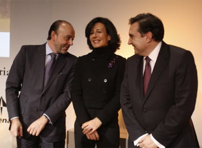 Los presidentes de Indra, Javier Monzón; Banesto, Ana Patricia Botín, y Alquimia, José Núñez.