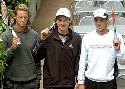 Los argentinos Nabaldián, Coria y Gaudio (de izquierda a derecha), semifinalistas del Roland Garros.