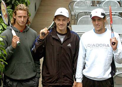 Los argentinos Nabaldián, Coria y Gaudio (de izquierda a derecha), semifinalistas del Roland Garros.