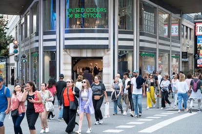 Peatones cruzan la calle por un paso de cebra frente a la tienda de la marca de moda italiana United Colors of Benetton en España, en marzo de 2024 (Photo by Xavi Lopez/SOPA Images/LightRocket via Getty Images)