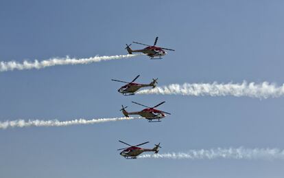 Los helicópteros Sarang de la Fuerza Aérea India (IAF) realizan una exhibición durante la presentación del 'IAF Number 118' en la Estación de la Fuerza Aérea en Gauhati.