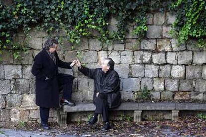 Los poetas catalanes Pere Rovira (izquierda) y Joan Margarit, en el parque de Montjuïc, en Barcelona.