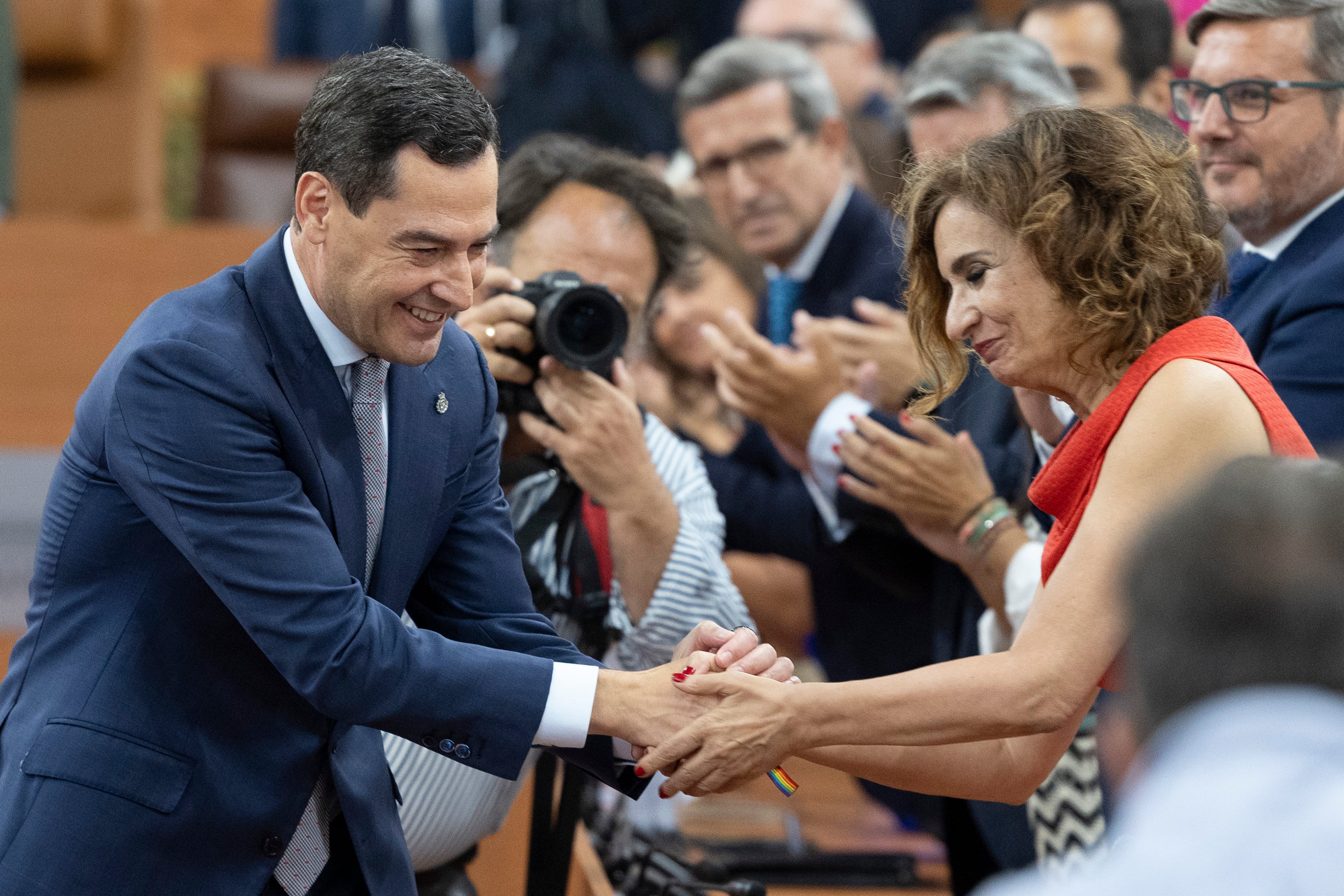Juan Manuel Moreno Bonilla saluda a María Jesús Montero, del PSOE, este jueves.