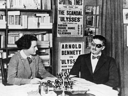 James Joyce y su editora Sylvia Beach, que regentó la legendaria librería 'Shakespeare and Company' en París y publicó 'Ulises'.