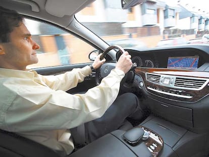 Un coche con un navegador GPS integrado en el salpicadero.