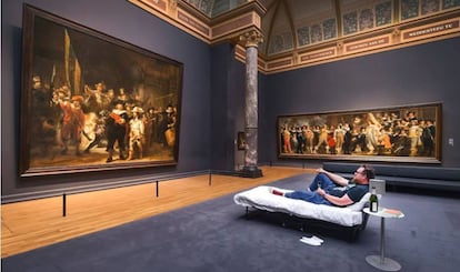 Stefan Kasper, en la cama frente a 'La ronda de noche', de Rembrandt.