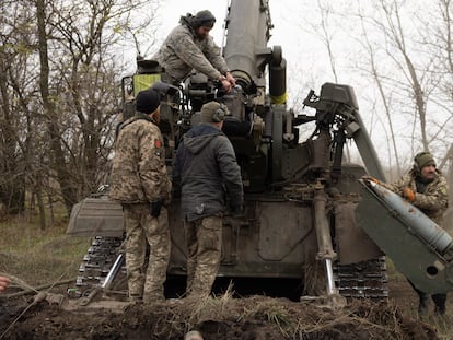 Ukrainian soldiers load a self-propelled gun on the Kherson front on Wednesday.