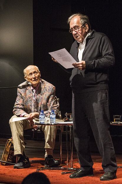 Recital de poesía del poeta ruso Yevgueni Yevtushenko (izquierda) y el poeta catalán Joan Margarit en La Casa Milà, dentro de la semana de la poesía de Barcelona, el 5 de mayo de 2016.