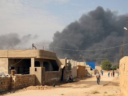 Humo producido durante los choques entre las tropas turcas y las milicias kurdas, en el noreste de Siria este jueves.