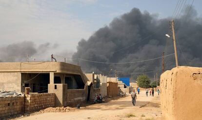 Humo producido durante los choques entre las tropas turcas y las milicias kurdas, en el noreste de Siria este jueves.