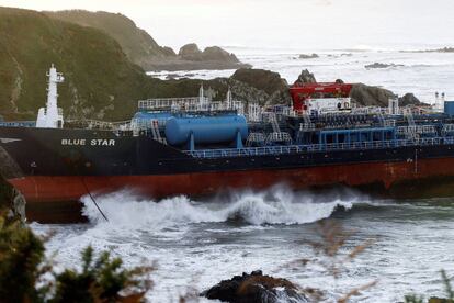 El barco ha quedado varado en la zona de As Mirandas, cercana a las playas de Barrosa y A Canteira, una zona próxima a unos islotes. Un incendio en la sala de máquinas dejó al navío, que anoche partía de la ría de Ares hacia A Coruña, a merced del viento y del oleaje, motivo por el que acabó encallando en la costa, según han informado a la agencia Efe fuentes de Salvamento Marítimo.