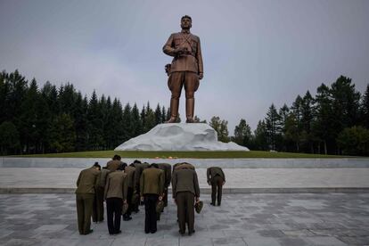 Un grupo de personas se inclinan ante una estatua del fallecido líder norcoreano Kim Il Sung en la ciudad de Samjiyon en Corea del Norte el día 13 de septiembre. El proyecto ordenado por el líder Kim Jong Un implica la reconstrucción de toda la ciudad de Samjiyon, la sede de un condado que incluye el supuesto lugar de nacimiento del padre y predecesor de Kim, Kim Jong Il.