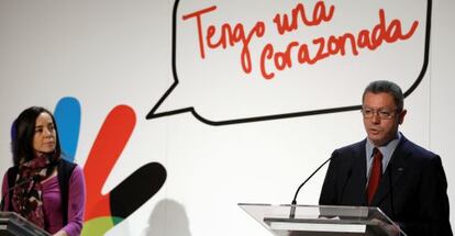 La consejera delegada de la candidatura olímpica de Madrid 2016, Mercedes Coghen, y el entonces alcalde de la capital, Alberto Ruiz-Gallardón, durante una rueda de prensa.