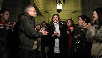 Ana Garc&iacute;a recibe los aplausos de sus colegas ante la Audiencia de Sevilla.