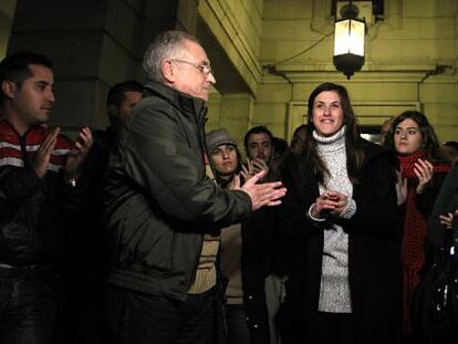 Ana Garc&iacute;a recibe los aplausos de sus colegas ante la Audiencia de Sevilla.