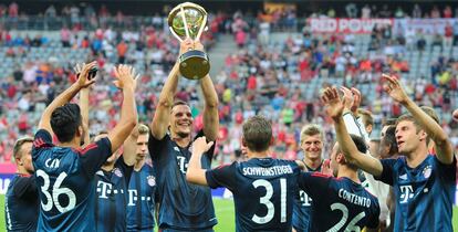 Los jugadores del Bayern levantan la copa Uli Hoeness
