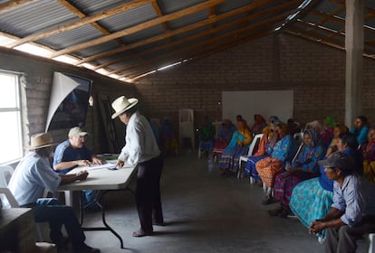 Reunión informativa de la comunidad de Bacajípare (también rarámuri) sobre el proceso judicial que tienen abierto por la contaminación de sus manantiales debido a un vertido producido por el mayor complejo turístico de la zona. 