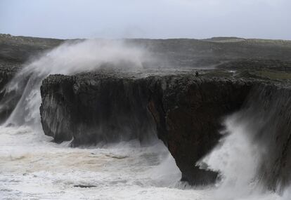 Vista de los bufones de Pría tras el temporal que llevó a el Principado de Asturias a activar la fase de alerta 1 tras los incidentes debidos principalmente a cortes en la carretera por la caída de árboles. Este lunes, 4 de noviembre, el temporal Amelie ya se ha alejado, pero quedan la lluvia, el viento y el frío.