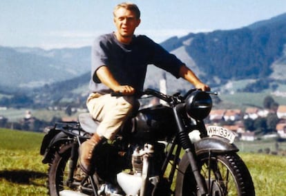 La moto que conduce Steve McQueen en esa película es una Triumph TR6 Trophy. El actor estadounidense amaba la velocidad como pocos y sí, era de su propiedad. En algunas escenas fue doblado por el especialista Bud Ekins, cosa que cuentan que no le hizo demasiada gracia. Mc Queen también participó en un documental sobre motociclismo 'El rally de los campeones' (1971), ganador de un Oscar.