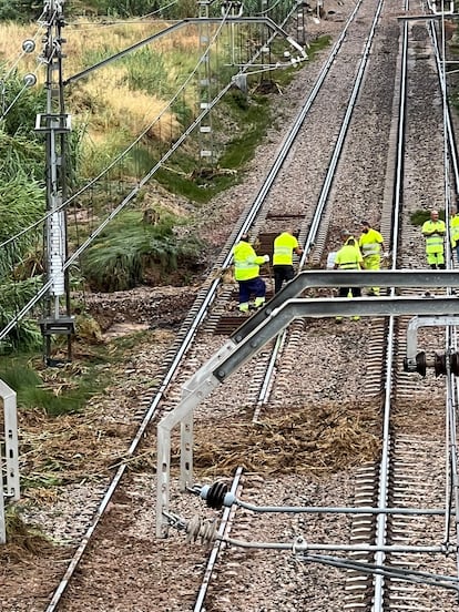 Operarios trabajan en las vías del tren en la localidad zaragozana de Bárboles, en una imagen cedida.