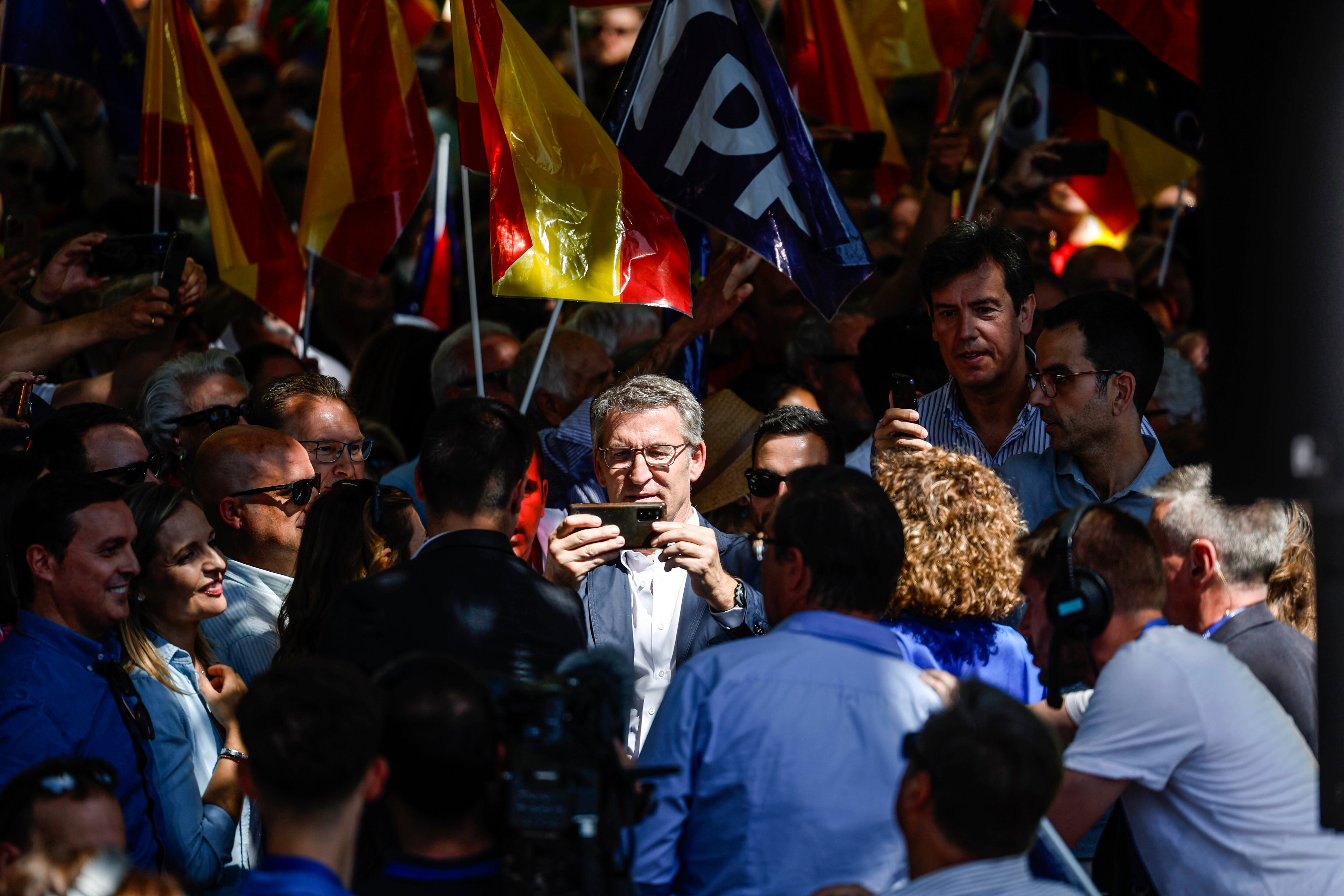 El presidente del PP, Alberto Núñez Feijóo, se fotografía con simpatizantes del partido al comienzo de la protesta. 