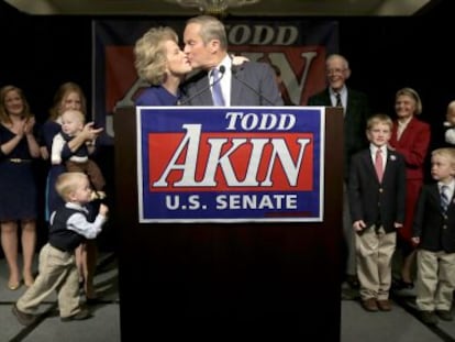 El candidato republicano Todd Akin besa a su esposa tras el discurso en que reconoci&oacute; su derrota como candidato al Senado por Misuri.
