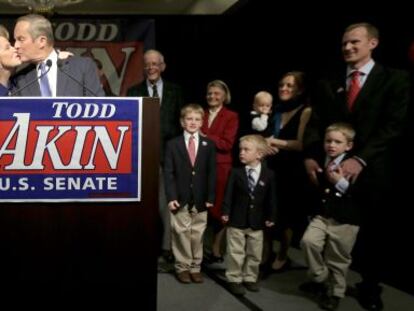 El candidato republicano Todd Akin besa a su esposa tras el discurso en que reconoció su derrota como candidato al Senado por Misuri.
