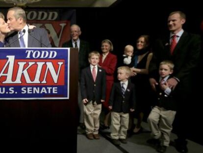 El candidato republicano Todd Akin besa a su esposa tras el discurso en que reconoci&oacute; su derrota como candidato al Senado por Misuri.