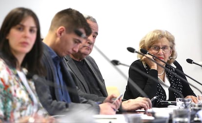 Carmena, al fondo, durante una Comisión de Cultura.