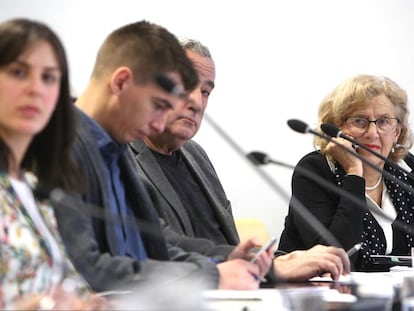 Carmena, al fondo, durante una Comisión de Cultura.