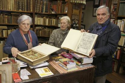 Los hermanos Arbelaiz, en dependencias de la librería Manterola.