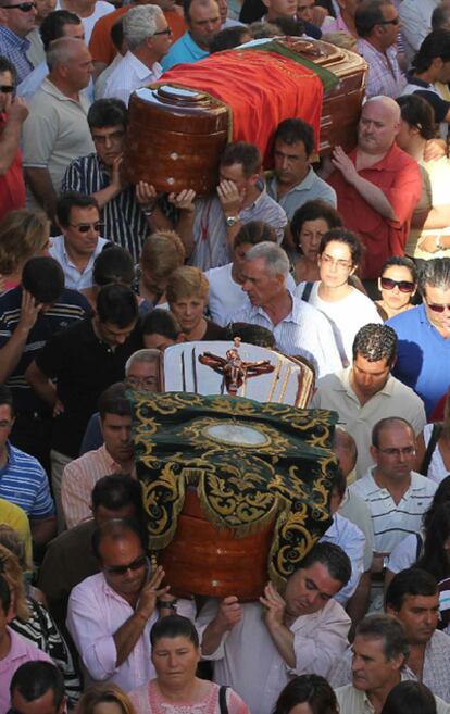 Los vecinos llenan la parroquia y las calles adyacentes, durante el funeral por las cinco víctimas de la pirotécnica de Sevilla.