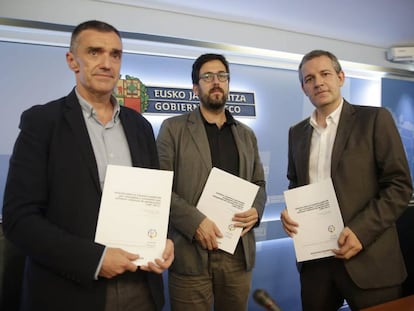 Jonan Fernández (izquierda), junto a José Ramón Intxaurbe y Gorka Urrutia, autores de un informe sobre la persecución de concejales pro parte de ETA.