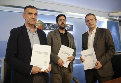 Jonan Fernández (izquierda), junto a José Ramón Intxaurbe y Gorka Urrutia, autores de un informe sobre la persecución de concejales pro parte de ETA.