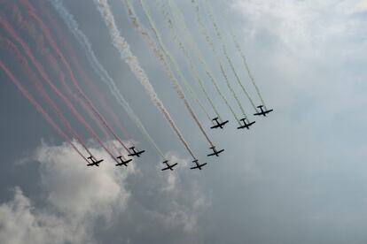 Un grupo de aviones sobrevuela el Zócalo.