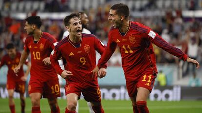 Ferrán Torres y Gavi celebran un gol durante el partido España-Costa Rica del Mundial de Qatar 2022.