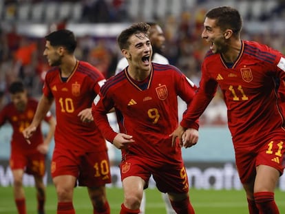 Ferrán Torres y Gavi celebrando un gol durante el partido España-Costa Rica del Mundial de Qatar 2022. 