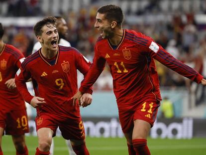 Ferrán Torres y Gavi celebran un gol durante el partido España-Costa Rica del Mundial de Qatar 2022.