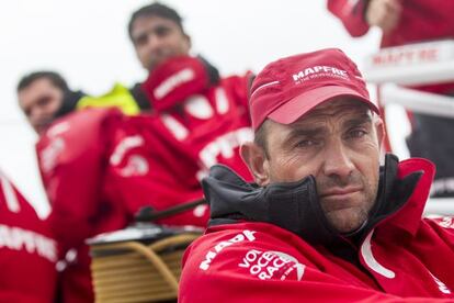 Xabi Fern&aacute;ndez con la tripulaci&oacute;n del Mapfre.