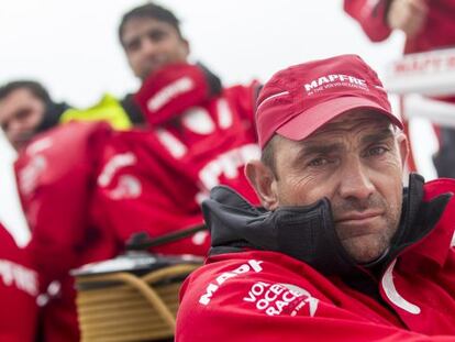 Xabi Fernández con la tripulación del Mapfre.