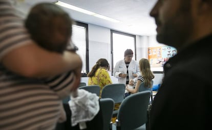 Personas esperando en un centro sanitario de Goya, en Madrid, el pasado año.