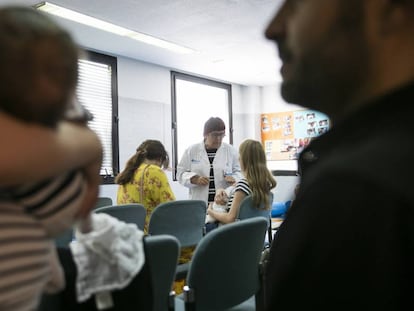 Personas esperando en un centro sanitario de Goya, en Madrid, el pasado año.