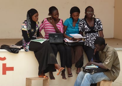 Grupo de estudiantes de español, en el patio del Aula Cervantes, en 2018. INSTITUTO CERVANTES EN DAKAR