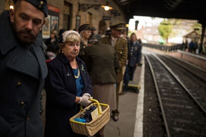 Pasajeros esperan el tren temático 'Railway in Wartime', el 14 de octubre de 2018, en Pickering.  