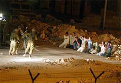 Una patrulla israelí vigila a ocho palestinos que abandonaron anoche el complejo presidencial de Yasir Arafat en Ramala. PLANO GENERAL - ESCENA