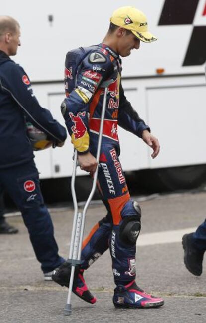 Salom camina con muletas por el paddock.