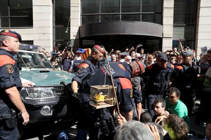 Centenars de persones han impedit que els vehicles policials es poguessin moure.